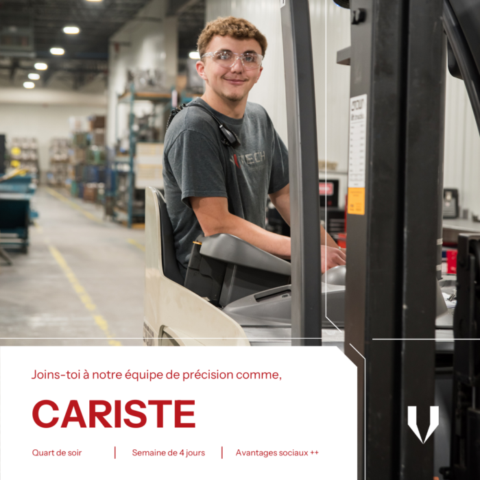 Conducteur de chariot élévateur souriant. 