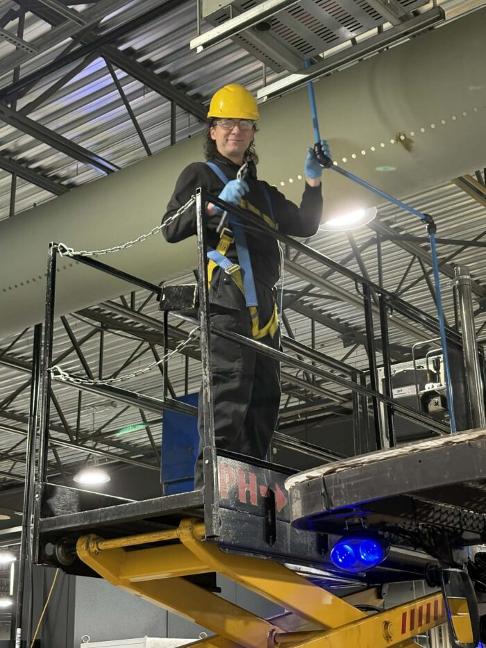 Mécanicien industriel heureux de faire la maintenance d'un équipement de pointe dans le parc machine CNC de Nutech Inc. 