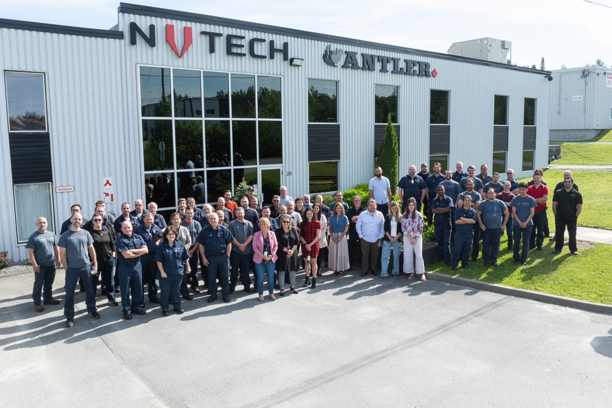 Équipe Nutech devant l'usine à Disraeli