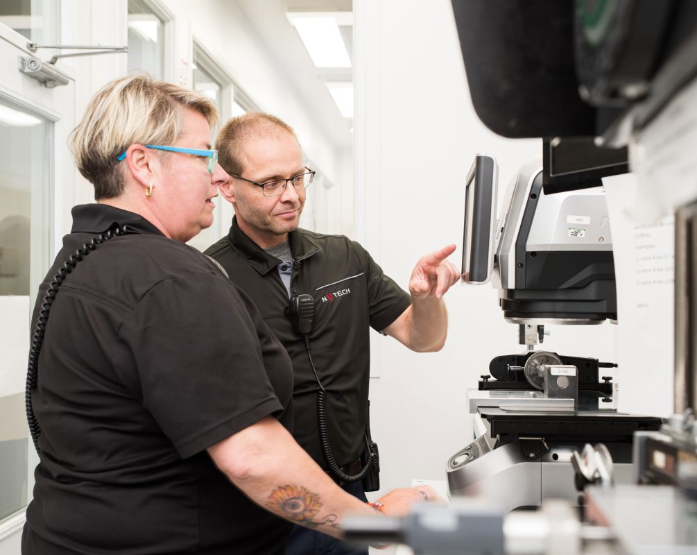 Équipements nutech employés opérant une machine