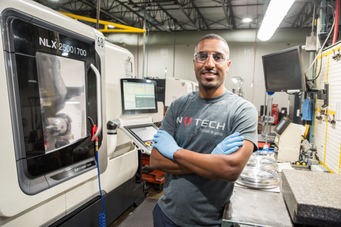 Opérateur CNC heureux dans un environnement de travail sain et sécuritaire