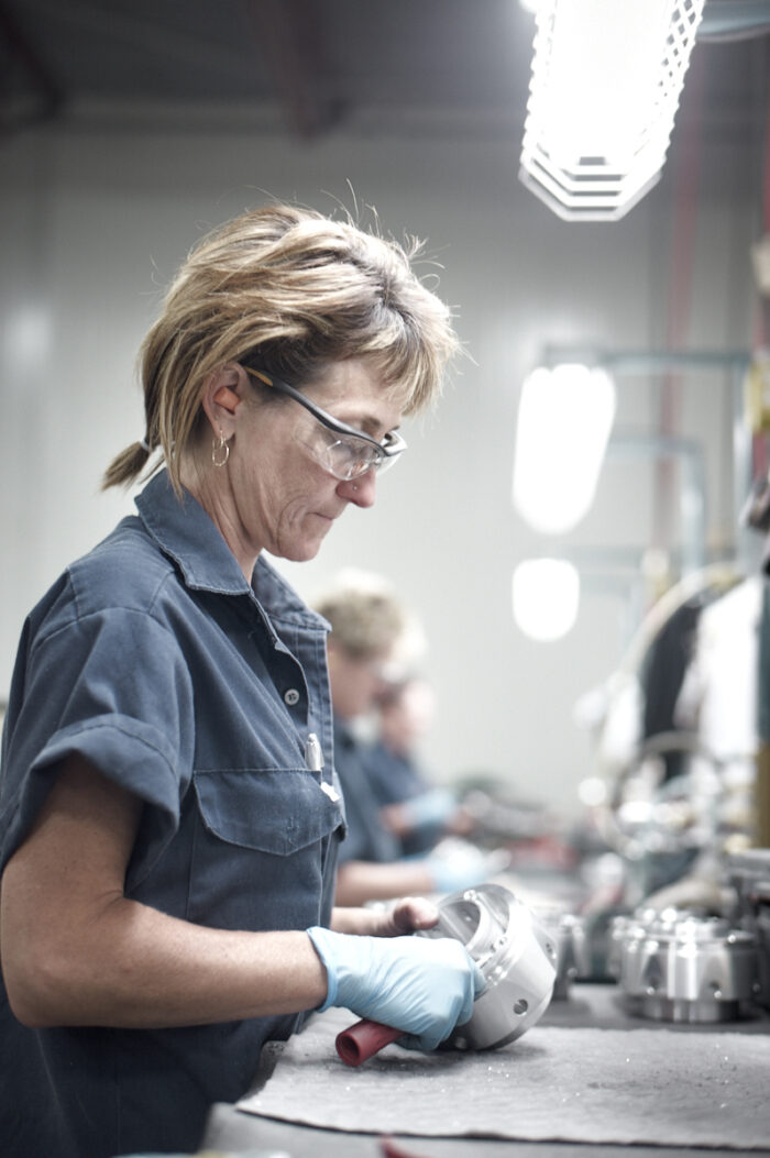 Employé heureuse de travailler comme journalier de production dans un environnement sain, dynamique et éclairé